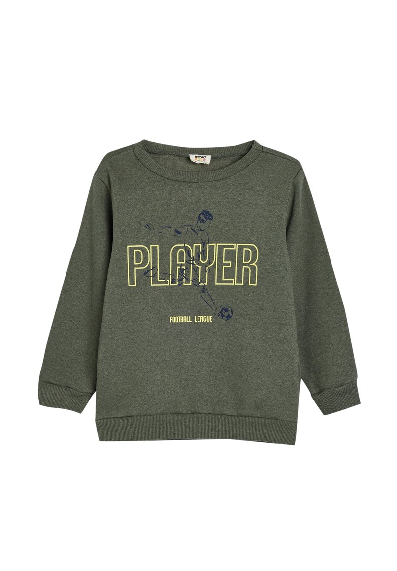 Sudadera gris-verde con cuello redondo, mangas largas, puños acanalados y un gráfico frontal con la palabra "PLAYER" y un diseño de fútbol en amarillo y azul.