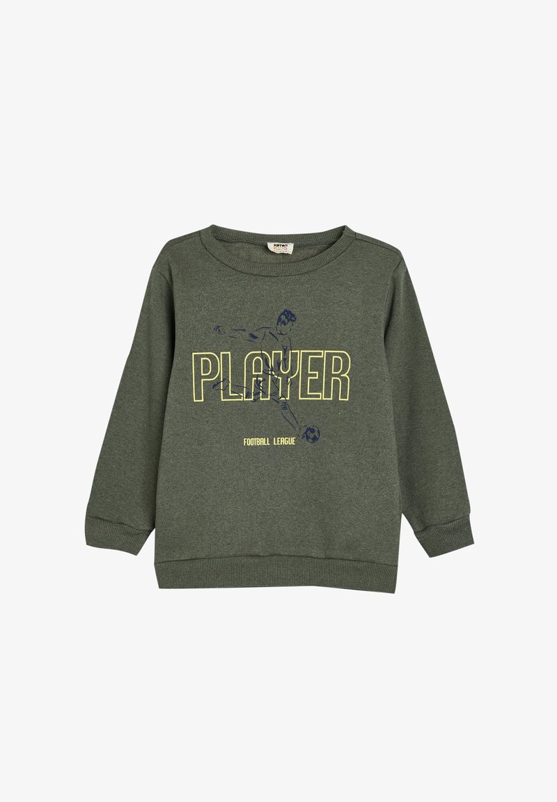 Sudadera gris-verde con cuello redondo, mangas largas, puños acanalados y un gráfico frontal con la palabra "PLAYER" y un diseño de fútbol en amarillo y azul.
