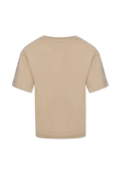 T-shirt beige à manches courtes, présentant des accents texturés à motifs sur les épaules. Tissu en coton lisse, design à col rond et ourlet droit.