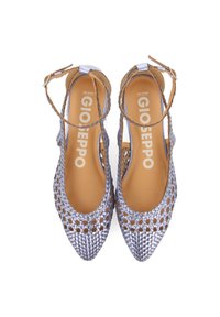 Bailarinas de tela de lavanda con diseño de puntera puntiaguda. Correas trenzadas en el tobillo y planta acolchada, con un patrón de corte abierto. Logo de la marca visible en el interior.