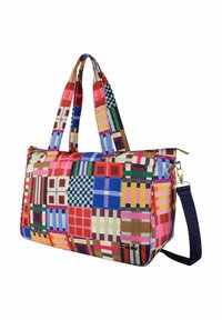 Multikleurige tote bag met een patchworkontwerp en geometrische patronen. Gemaakt van stof, heeft korte handvatten en een afneembare schouderriem.