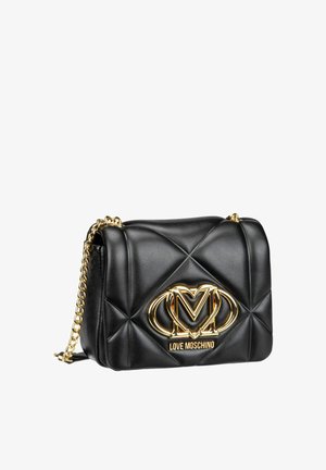 Borsa a tracolla in ecopelle trapuntata nera con logo dorato e catena; presenta una forma rettangolare e una superficie testurizzata.