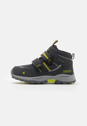 Basket montante Kappa pour enfant, gris foncé et jaune néon, avec double fermeture velcro et semelle texturée pour une utilisation en extérieur.
