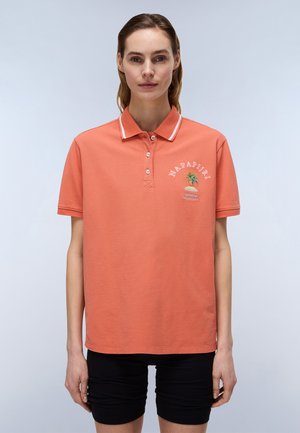Koraalkleurige polo met een twee-knopssluiting, witte kraagafwerking en geborduurd palmbomenontwerp. Korte mouwen en een zachte textuur.
