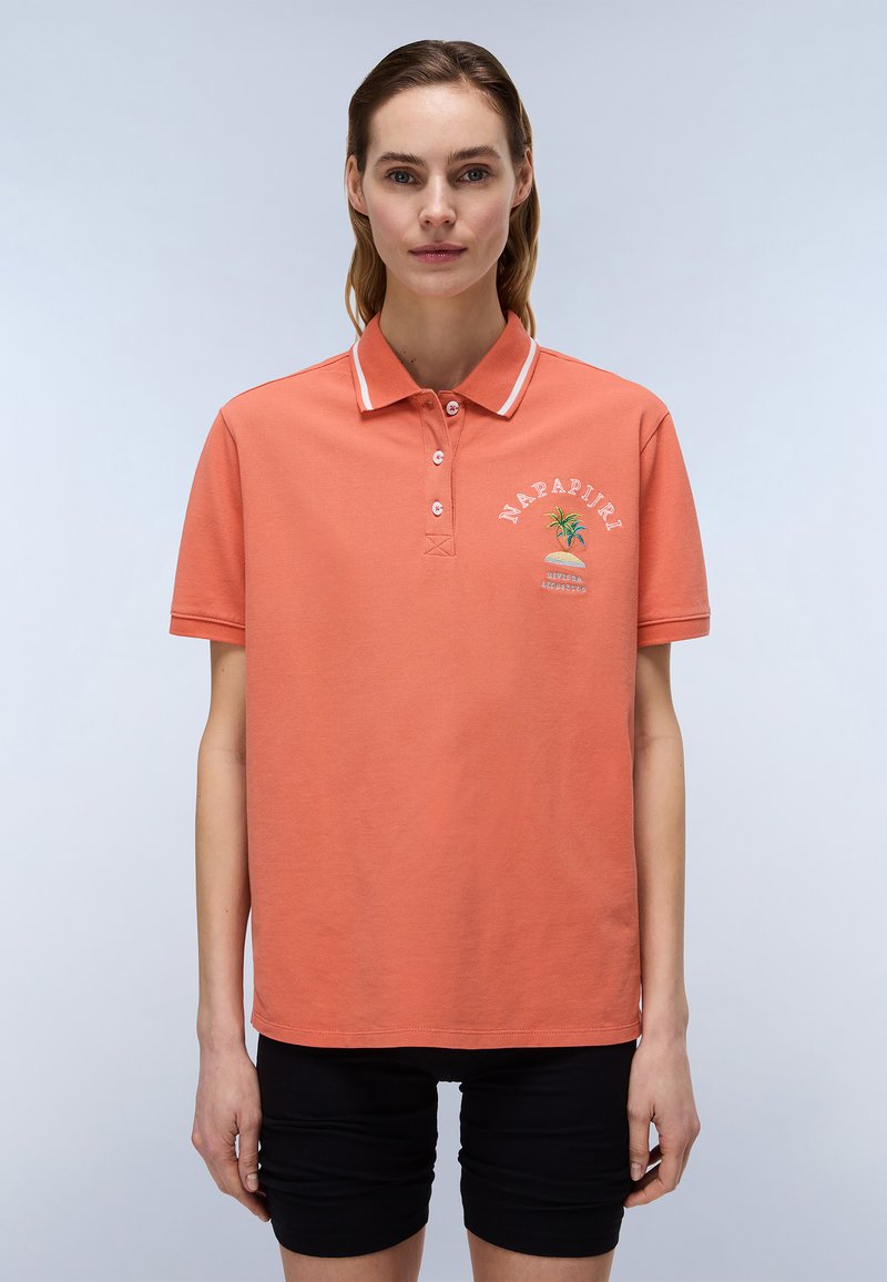 Koralli polo-paita, jossa on kahden napin napitus, valkoinen kaulusreunus ja brodeerattu palmupuun kuvio. Lyhyet hihat ja pehmeä Texture.