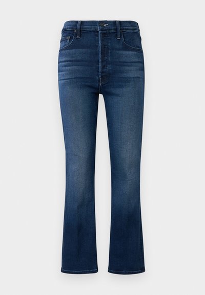 Jeans evazați din denim bleu închis. Prezintă un design cu talie înaltă, cinci buzunare și detalii de cusătură minime. Textură netedă și finisaj curat.
