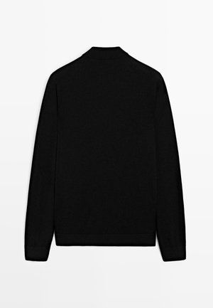 Schwarzer Pullover mit langen Ärmeln, aus weichem Stoff, mit Kragen, gerippten Bündchen und glatter Oberfläche. Schlichtes Design ohne Muster.