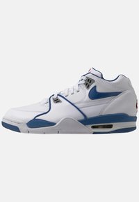 Witte leren high-top sneakers met blauwe accenten, voorzien van een gewatteerde kraag, vetersluiting en zichtbare luchtkussensole.