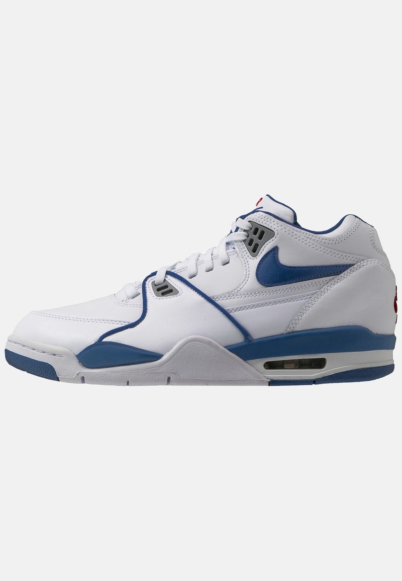 Witte leren high-top sneakers met blauwe accenten, voorzien van een gewatteerde kraag, vetersluiting en zichtbare luchtkussensole.