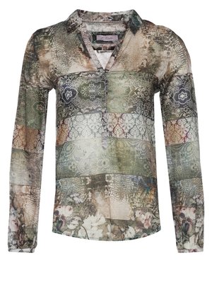 Bluzka z długim rękawem z motywami patchwork kwiatowymi i koronkowymi w stonowanych zielonych, beżowych i brązowych odcieniach, z kołnierzykiem i zapięciem na guziki przy dekolcie.