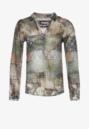 Bluzka z długim rękawem z motywami patchwork kwiatowymi i koronkowymi w stonowanych zielonych, beżowych i brązowych odcieniach, z kołnierzykiem i zapięciem na guziki przy dekolcie.