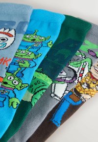 Neli paari värvikaid sokke, millel on joonistatud multifilmitegelased. Materjaliks on puuvillasegu. Märkimisväärsed värvid on sinine, roheline, hall ja pruun.