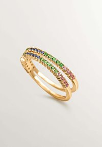 Anillo de oro con dos bandas que presenta piedras azules, verdes y rosas dispuestas en un diseño texturizado. Las piedras coloridas están espaciadas de manera uniforme a lo largo de las bandas.
