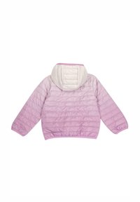 Veste matelassée avec un dégradé du violet clair au violet foncé, dotée d'une capuche blanche et de poignets élastiqués. Design matelassé texturé.