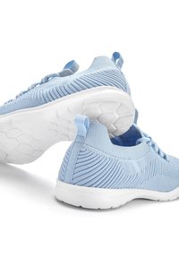 Hellblaue Sportschuhe aus Strickmaterial, mit einem strukturierten Muster, weißer Gummisohle und Schnürdesign mit Fersenlaschen.