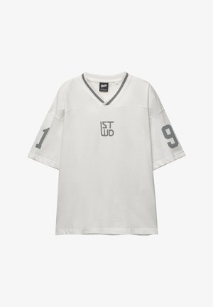 Biela krátka tričko s krátkym rukávom a V-výstrihom, s šedými akcentmi, s číslom '1' na ľavom rukáve a '9' na pravom rukáve, a logom.