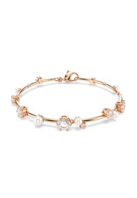 Armband van roségoud met ronde parels, heldere edelstenen en een glad, gebogen ontwerp. Voorzien van een karabijnsluiting en decoratieve accenten.