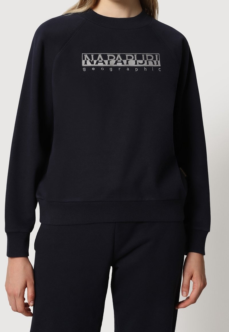 Sweat-shirt bleu marine avec col ras du cou côtelé, manches raglan et logo texturé imprimé sur la poitrine. Confectionné dans un matériau doux avec une coupe décontractée.