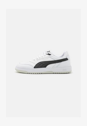 Fehér tornacipő fekete és szürke kiegészítőkkel, sima bőr felsőrésszel, kerek orral, fűzős kialakítással és textúrázott gumitalppal.