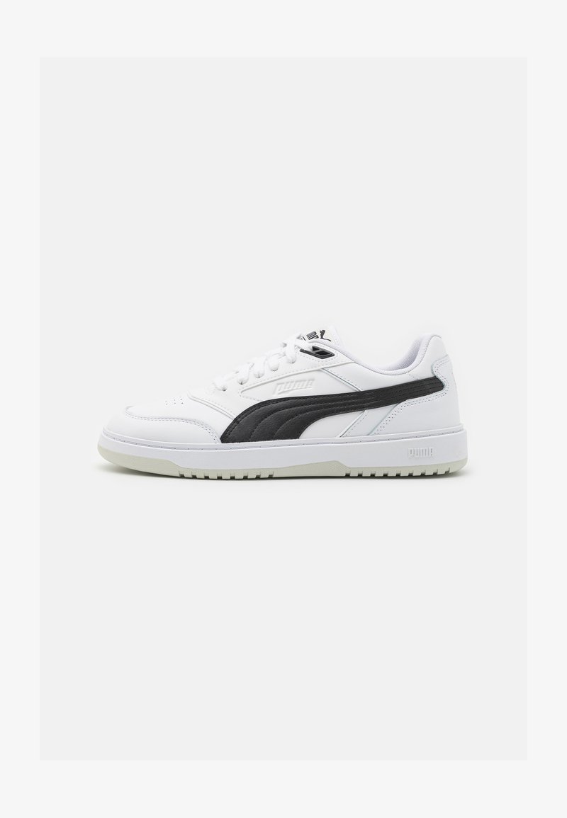 Λευκά αθλητικά παπούτσια με μαύρες και γκρι λεπτομέρειες, που διαθέτουν μαλακό δερμάτινο επάνω μέρος, στρογγυλή μύτη, σχέδιο με κορδόνια και υφασμένη καουτσούκ σόλα.