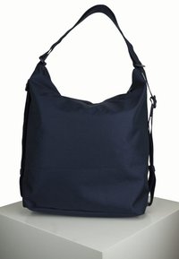 Borsa a spalla in tessuto blu navy, dal design morbido, con tracolla regolabile e superficie testurizzata. Ha una tasca principale con zip.