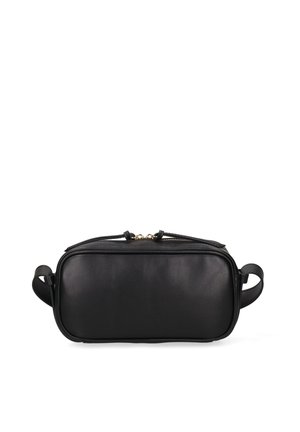 Marsupio rettangolare in pelle nera con cerniera dorata e tracolla regolabile su sfondo bianco.