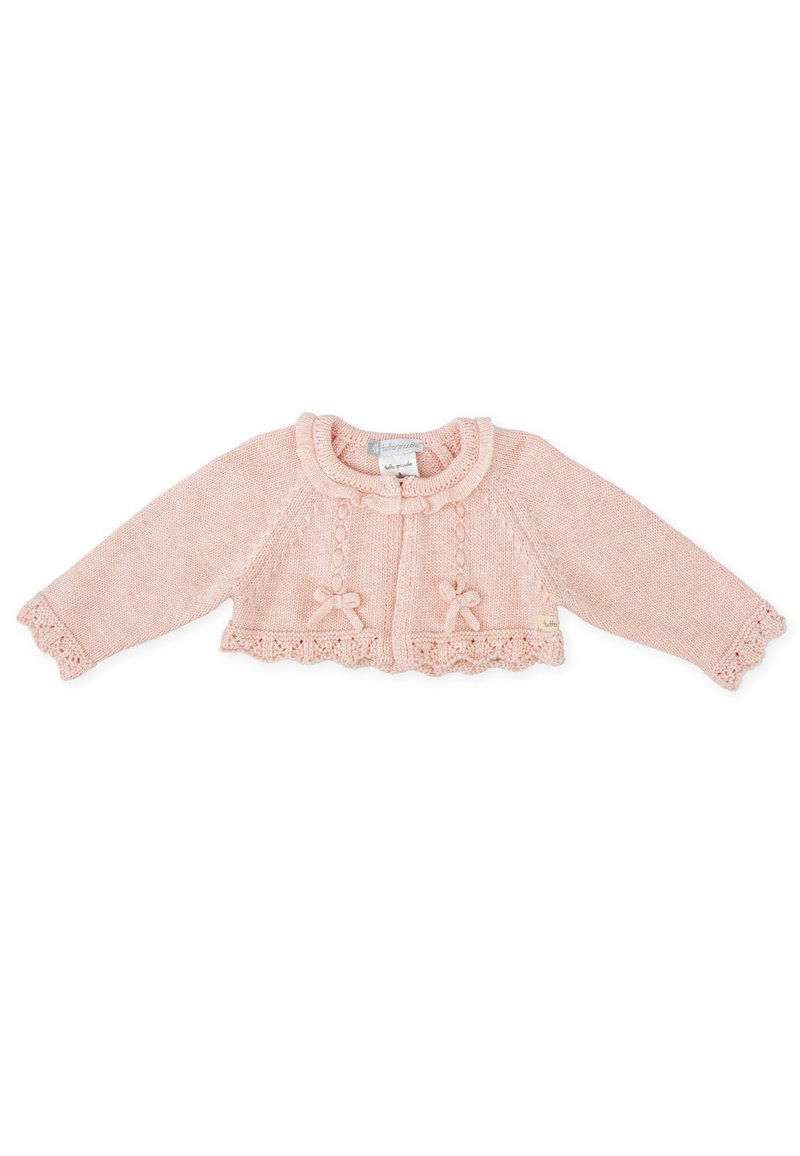 Cardigan pour bébé en tricot rose doux avec un col et un ourlet volants, des manches longues et deux petits nœuds décoratifs à l'avant.