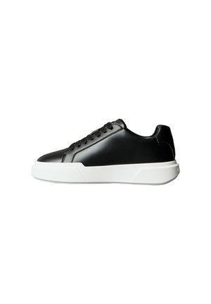 Schwarzer niedriger Schnürsneaker mit glattem Lederobermaterial und dicker weißer Gummisohle, Seitenansicht vor weißem Hintergrund.