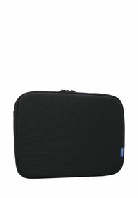 Schwarze Laptoptasche aus strukturiertem Stoff mit einem glatten Reißverschluss. Rechteckige Form mit abgerundeten Ecken. Blaues Markenlabel an der Seite.