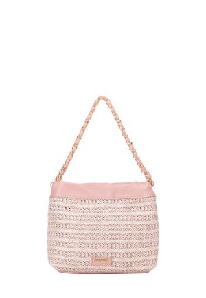 Geweven rieten handtas in lichtroze met een soepele leren bovenkant, kettingband en een goudkleurige logo-plaat. Heeft een ingewikkelde textuur.