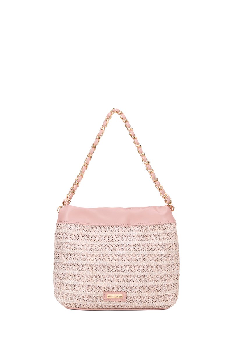 Borsa in paglia intrecciata di colore rosa chiaro con parte superiore in pelle liscia, tracolla a catena e placca con logo in tonalità oro. Presenta una texture intricata.