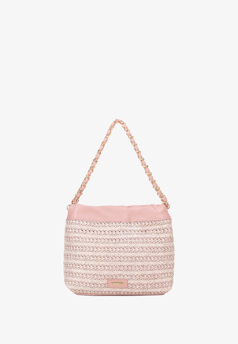 Borsa in paglia intrecciata di colore rosa chiaro con parte superiore in pelle liscia, tracolla a catena e placca con logo in tonalità oro. Presenta una texture intricata.