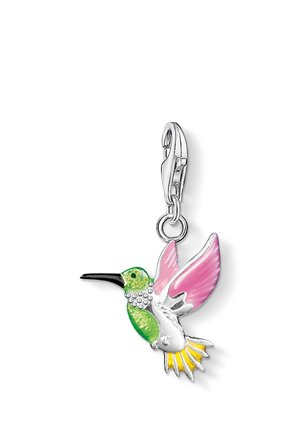 Breloque colibri en argent avec tête verte, ailes roses, plumes de queue jaunes et bec noir attaché à un fermoir.
