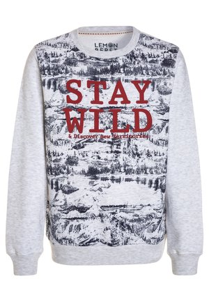 Jasnoszara bluza z czarnym nadrukiem natury oraz wyraźnym czerwonym napisem "STAY WILD & Discover new Territories" na przodzie, z długimi rękawami, o kroju z okrągłym dekoltem.