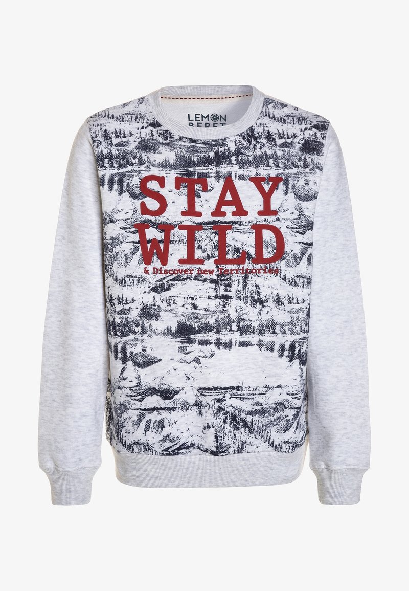 Sweat-shirt gris clair avec un imprimé noir de nature et un texte rouge vif "STAY WILD & Discover new Territories" sur le devant, manches longues, col rond.
