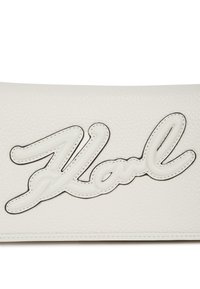 Biely kožený clutch s embosovaným logom "KARL" v kontrastnom stehu. Hladký povrch a štruktúrovaný obdĺžnikový tvar.