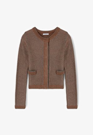 Bruine gebreide cardigan met textuur, lange mouwen, ronde hals en twee kleine voorzakken, plat neergelegd op een witte achtergrond.