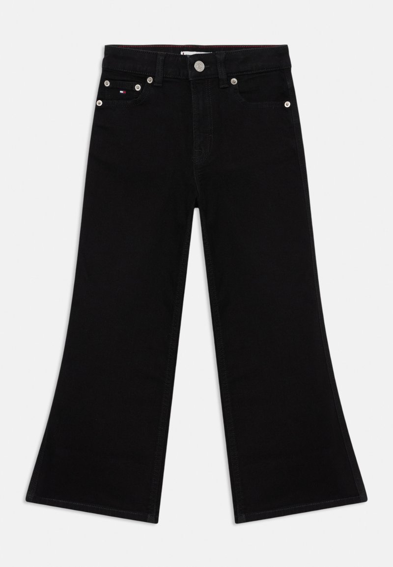 Sorte flared jeans laget av denim. Har fem lommer, sølvfarget detaljer og røde sømmer på innsiden av livet. Flat front og brede benåpninger.