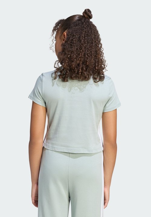 adidas ESSENTIALS - Camiseta estampada - sage/white — foto 2