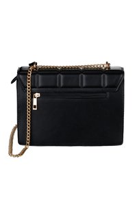 Czarna torebka z sztucznej skóry o pikowanym wzorze, z złotym łańcuszkiem i zamkniętą na zamek tylną kieszenią. Prostokątny kształt, minimalna ilość akcesoriów.