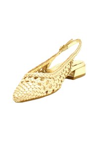 Scarpa slingback in oro tessuto con punta affusolata, tacco basso a blocco e superficie testurizzata; presenta una cintura posteriore e un design a intaglio.