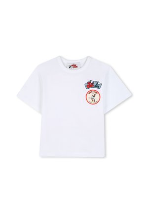 Wit T-shirt met korte mouwen met twee badges op de linkerborst, één met de tekst "Ski Team" en de ander met Mickey Mouse en "Marc Jacobs."