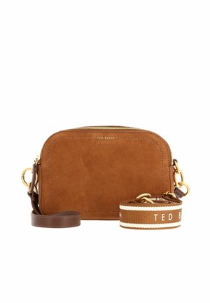 Sac bandoulière en daim marron avec fermeture éclair dorée, bandoulière amovible en tissu rayé et logo « Ted Baker » sur le devant et la bandoulière.