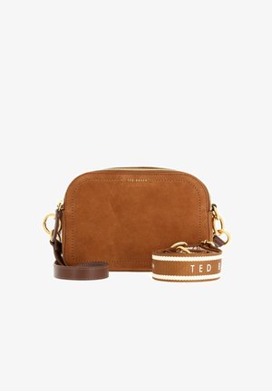 Sac bandoulière en daim marron avec fermeture éclair dorée, bandoulière amovible en tissu rayé et logo « Ted Baker » sur le devant et la bandoulière.