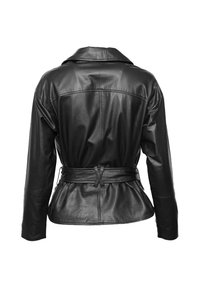 Schwarze Lederjacke mit tailliertem Schnitt, eingekerbtem Kragen, langen Ärmeln und glatter Textur. Nahtdetails verlaufen über den Rücken.