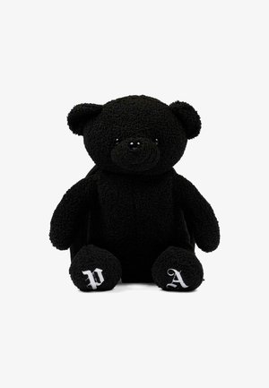 Czarny pluszowy miś z miękkim, teksturowanym futrem, okrągłymi uszami, czarnymi oczami oraz białymi, haftowanymi literami "P" i "A" na jego stopach.