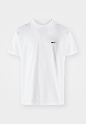 Tricou alb din bumbac cu un guler clasic rotund și mâneci scurte, având un mic logo negru "OBEY" pe partea stângă a pieptului.