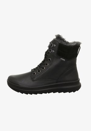 Bota de cuero negro hasta el tobillo con cuello de pelo sintético, puntera redonda, cordones en la parte delantera, ojales metálicos y suela de goma con un patrón de agarre texturizado.