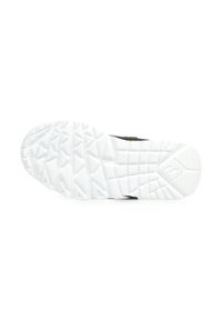 Schwarze Sportschuhsohle mit strukturiertem weißem Gummi, ausgestattet mit einem Profilmuster für besseren Halt und verstärkten Kanten. Sauberes, modernes Design.