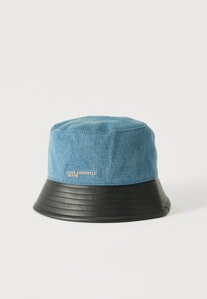 Klobúk typu bucket s modrou denimovou korunou a čiernym textúrovaným koženým okrajom, s malým kovovým logom "KARL LAGERFELD JEANS" vpredu.